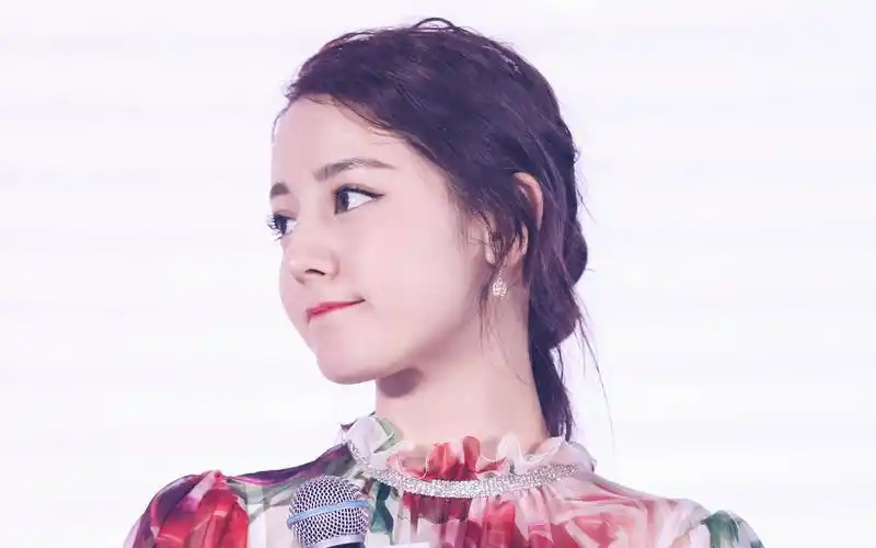 迪丽热巴性感图片高清桌面电脑壁纸