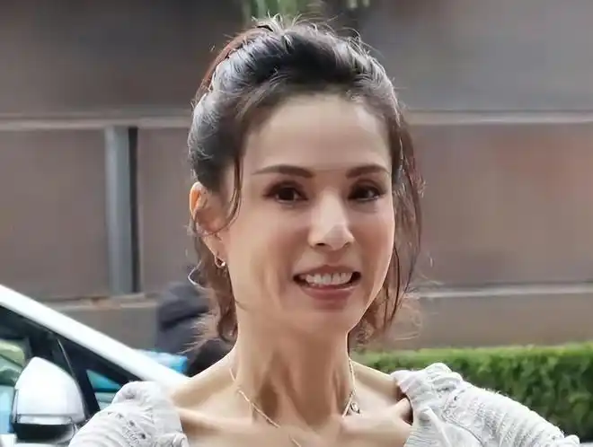 55岁李若彤近照曝光,面部凹凸不平,颈纹却暴露真实状态