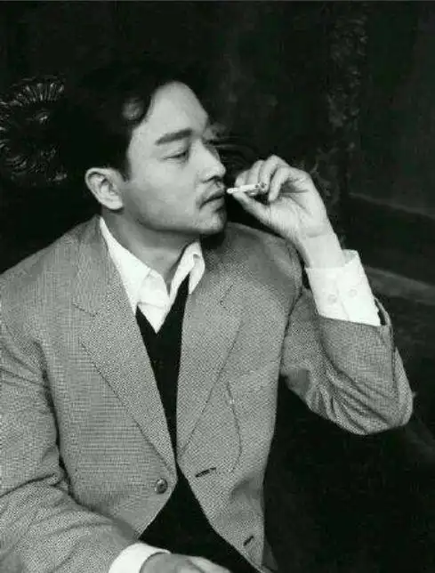 张国荣抽烟图片合集,前两张成忧郁王子,最后一张成为经典