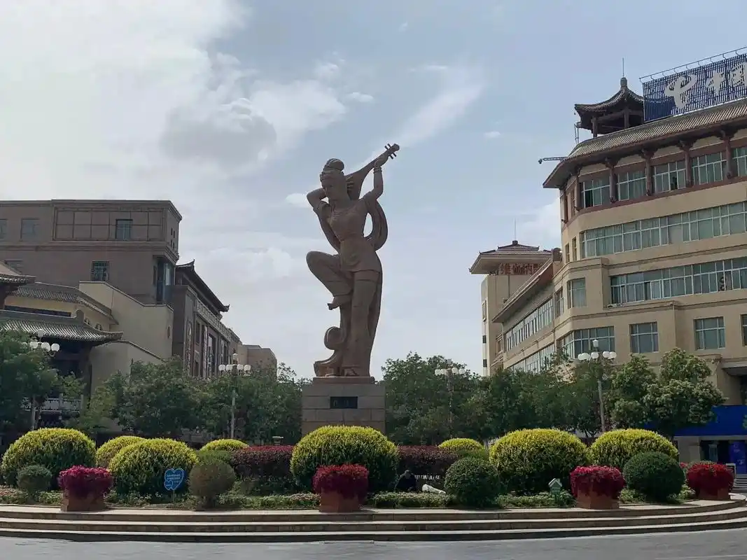反弹琵琶雕像是敦煌市的标志,位于市区正圆花坛环岛的中心,沙洲 - 抖