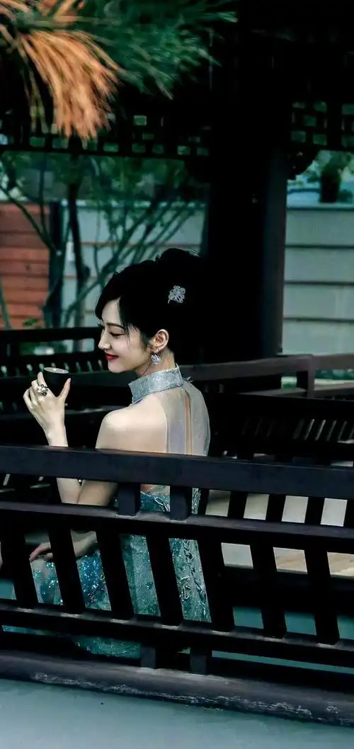 景甜迷人旗袍写真精选今日妆容