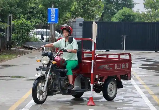 持有了c1驾照,可以使用几乎所有的小型汽车,但是不能使用三轮摩托车