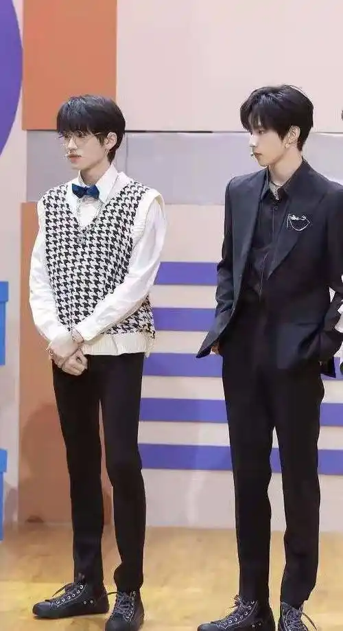 宋亚轩刘耀文重回校园,录制节目全程高甜,这就是"竹马"情吧_cp_样子