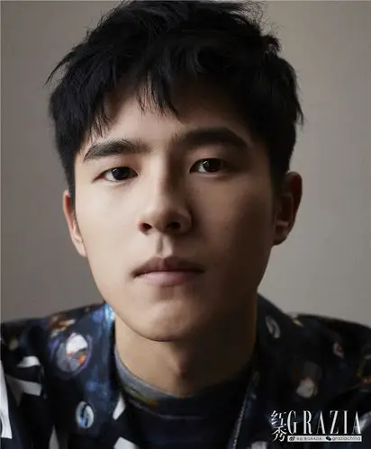 刘昊然登杂志开年封面清冽眼神诠释少年棱角