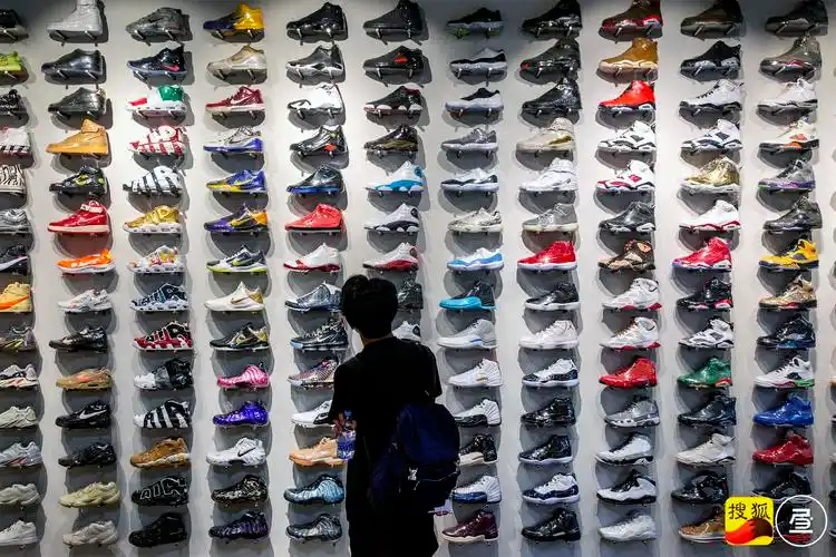 炒鞋背后的年轻人万元买鞋不稀奇看人先看鞋图片故事