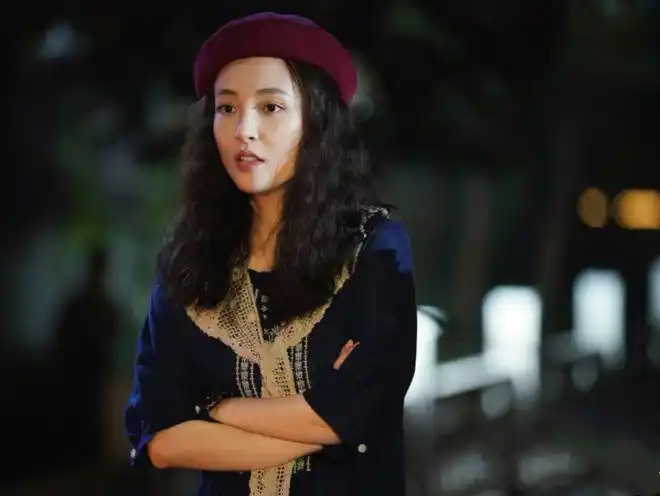 烫泡面头显老十岁吴倩八零九零造型惹争议发型成翻车原因