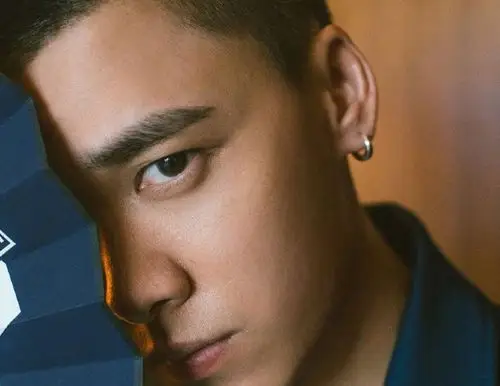 李易峰个性寸头帅气写真,随意潇洒又有型