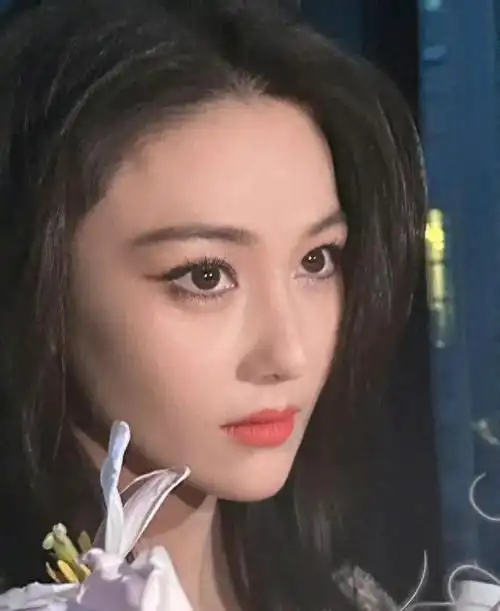 演员张馨予分享自己遇到卖血橙的热心大爷提醒她没必要买贵的