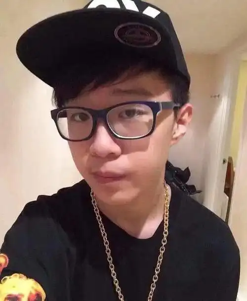 范丞丞才是整容式长大吧看到13岁时照片差点不敢认