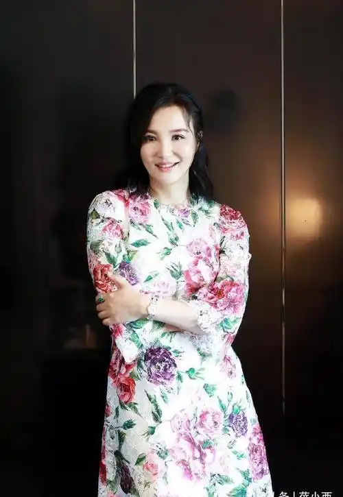 陶红又美成"人间富贵花",穿印花时尚连衣裙,奔五女人照穿也美_全身