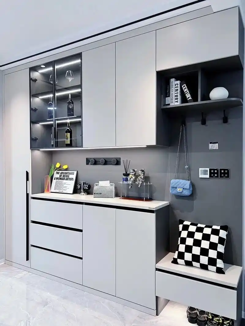 入户玄关鞋柜这样设计很实用.