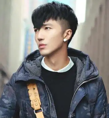 很细腻的一款男士短发 发型设计,软软的发质被做成带着纹理的斜刘海