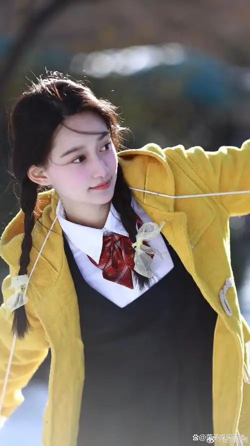 夏梦穿黄衣服甜美写真大片