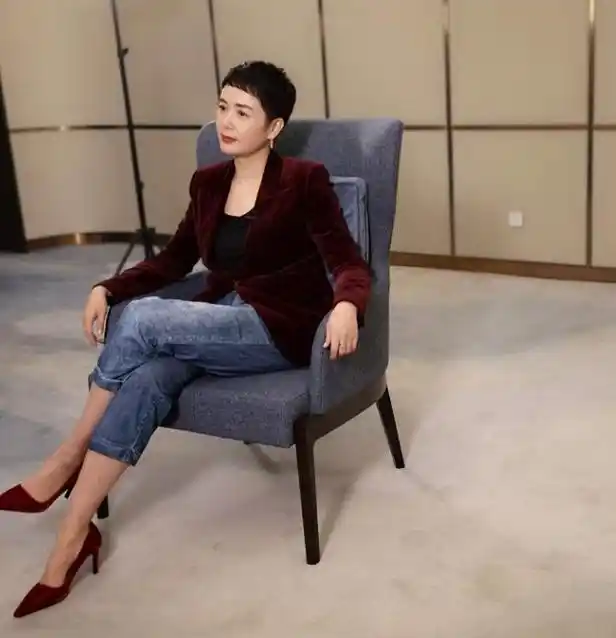 蒋雯丽大胆"镂空"装惊艳亮相,网友惊呼:弟弟们怎么受得了!