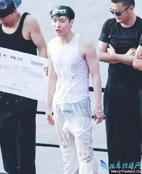 张艺兴在参加极限挑战的时候,因为游戏环节落入了水中!