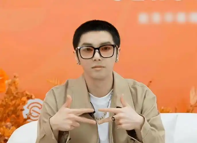 华晨宇寸头造型,被网友调侃植发很成功,只是整容痕迹依然存在_鼻子