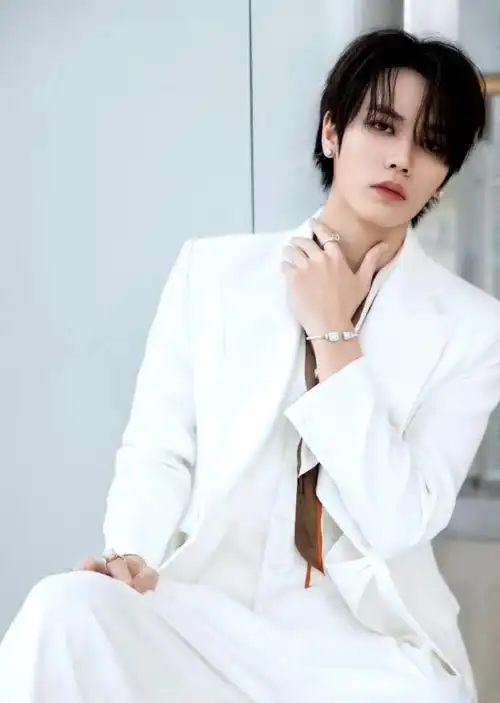 内娱顶级西装杀#林彦俊不同西装造型get举手投足间优雅贵公子!