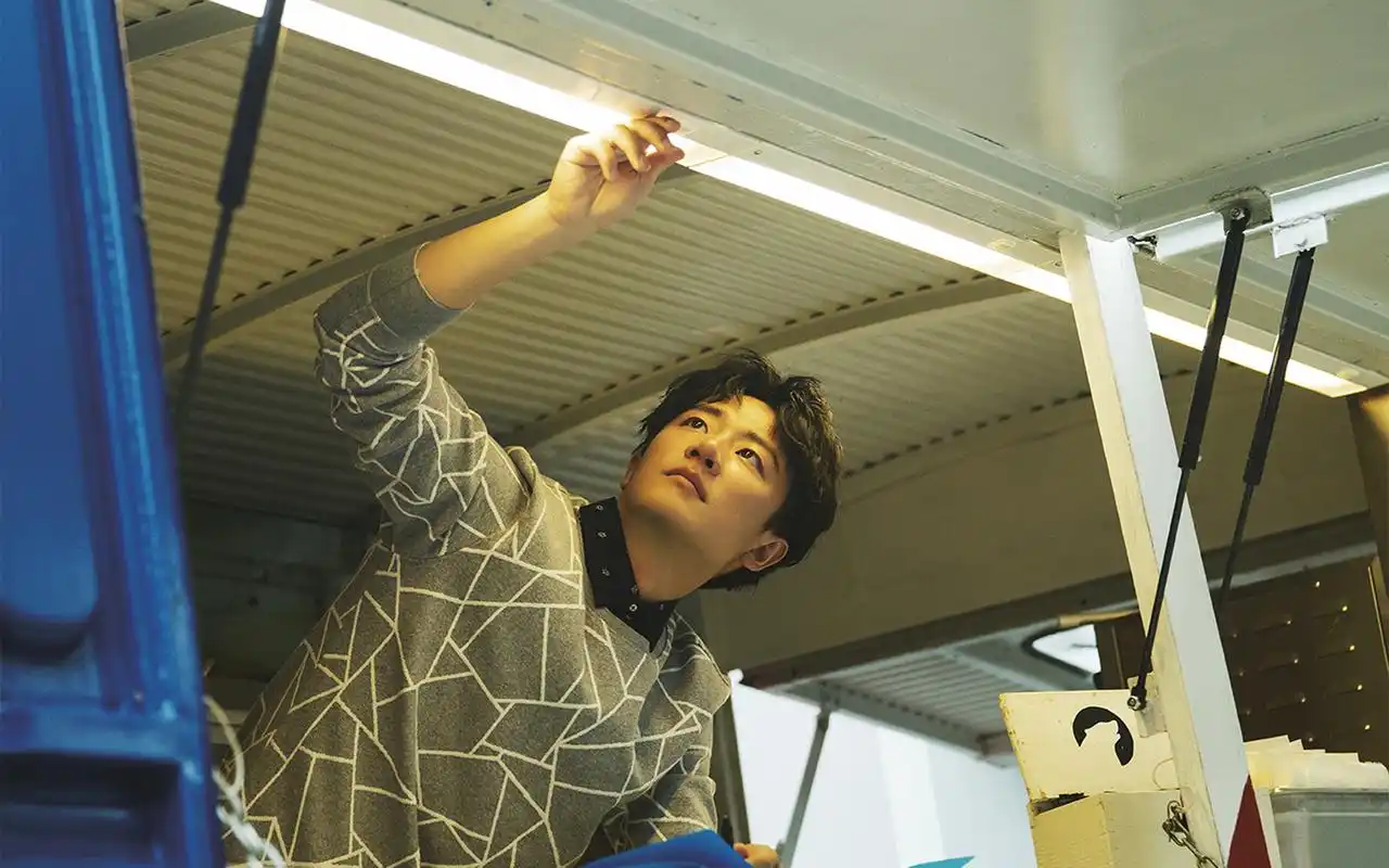 黄轩时尚帅气街拍写真图片桌面壁纸