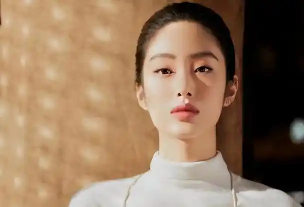 杨采钰:撬走刘亦菲背后的男人,嫁大30岁金主,她究竟图啥