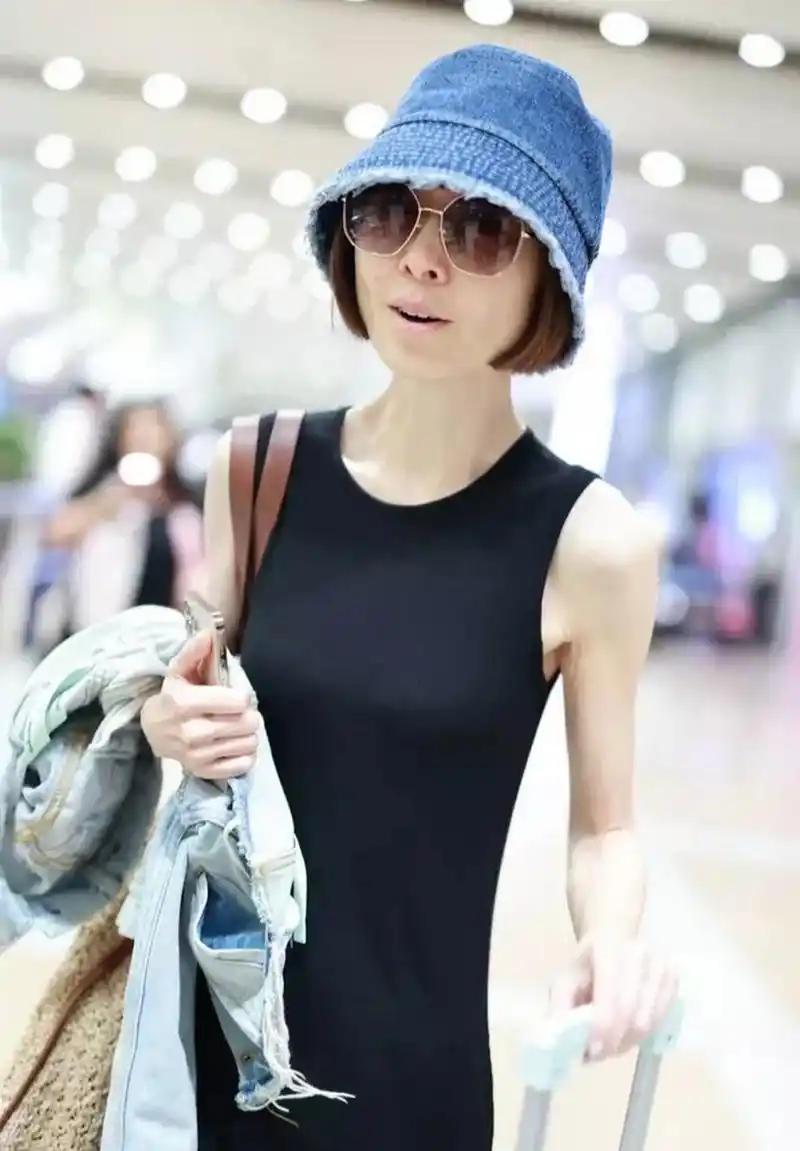 好久不见的主持人陈鲁豫身穿黑色长裙,戴牛仔渔夫帽现身机场.