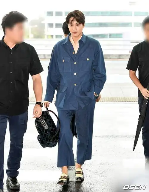 exo金钟仁现身机场 用颜值撑起"老干部套装"【组图】