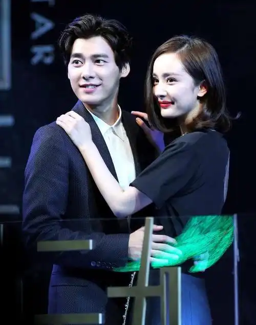 知情人爆料杨幂李易峰在三里屯搂腰亲吻?真相有待查证!