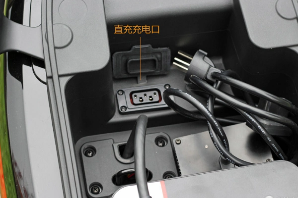 小牛电动车充电口在哪