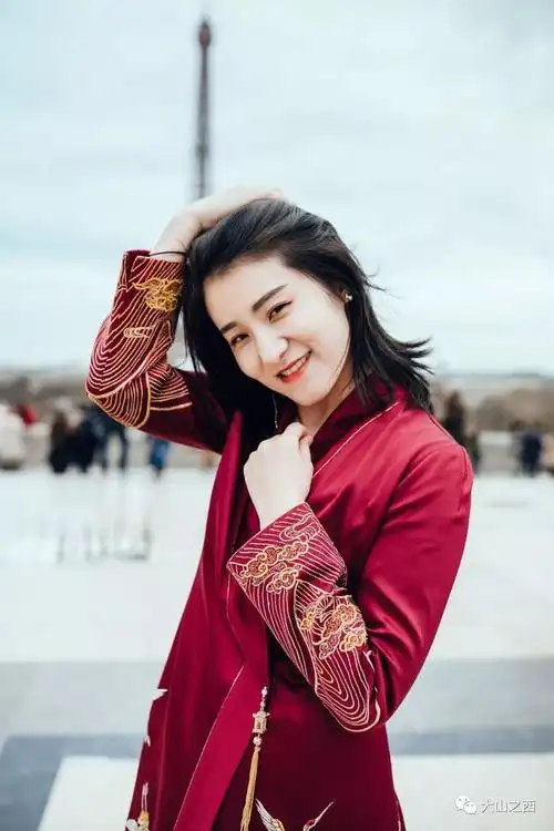 中国山西女歌手张红丽和丈夫杨志君演出现场中国山西女