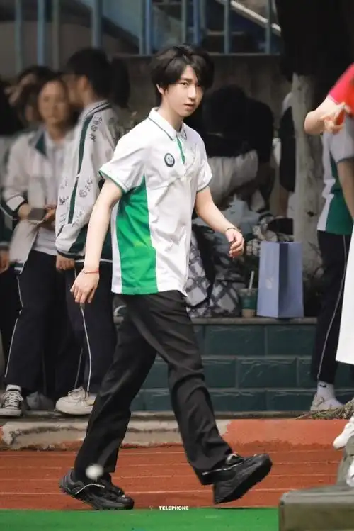 贺峻霖回校拍毕业照#让我看看是哪个可爱的小朋友毕业辣收藏一下校