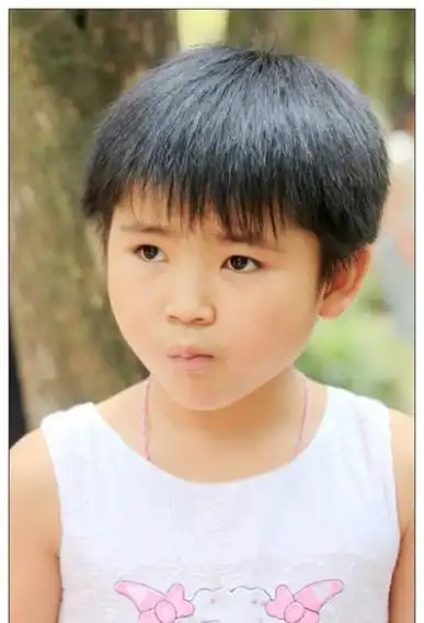 女童短头发剪空气刘海发型小女孩短头发剪眉上齐刘海打造国外女童短