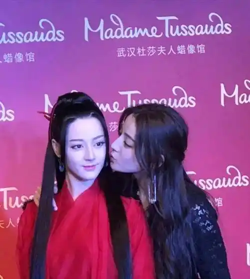 迪丽热巴的妹妹迪丽冷巴出道,颜值太高了,比热巴还漂亮_蜡像_公司