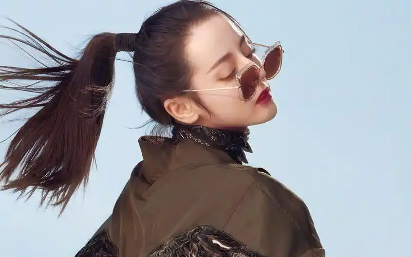 迪丽热巴迷人性感杂志写真图片桌面壁纸高清大图预览1920×1200_大陆