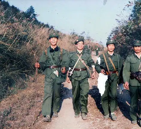 中越战争之法卡山战役: 最后活下来的战士相拥而泣, 场面感人__凤凰网