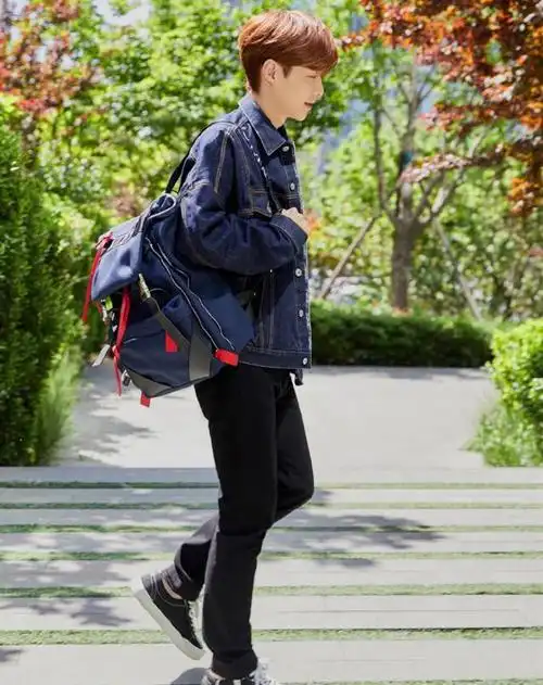 张艺兴仅靠一件牛仔外套,居然轻松搭出少年感,18岁既视感!