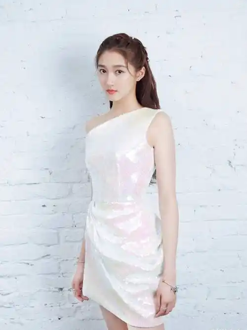 23岁关晓彤身材一流,穿v领裙秀白皙肌肤,后背更是线条感十足_设计