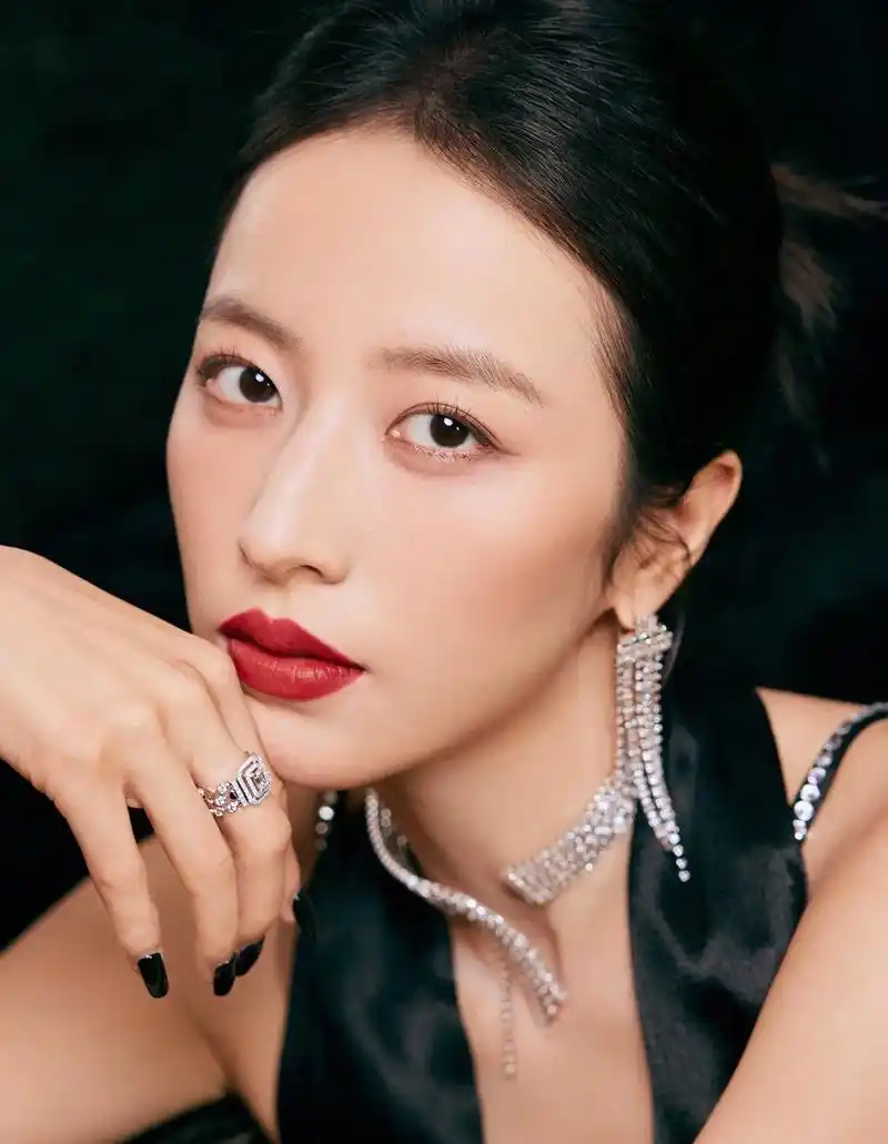 周雨彤的一组美照曝光,她盘发穿深v黑裙细腰迷人,抹红唇搭配珠 - 抖音