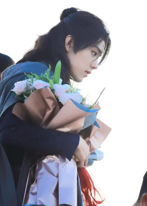 肖战捧花图片:遇见你三生有幸