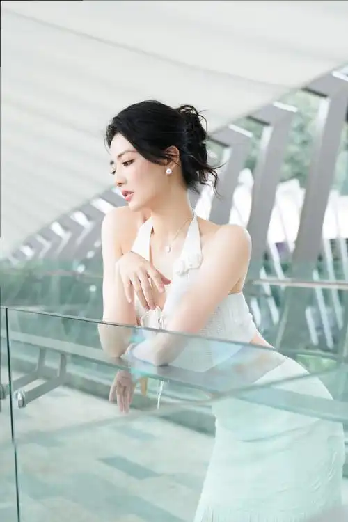 徐璐  自然清新,光束萦绕.在充斥夏日蝉鸣的风声里,一眼撩动心弦93