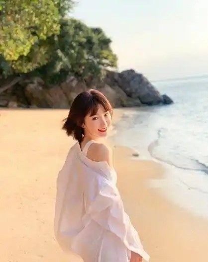 毛晓彤晒性感泳装大片,白色泳衣秀超好身材,笑容太甜太撩了_造型_状态