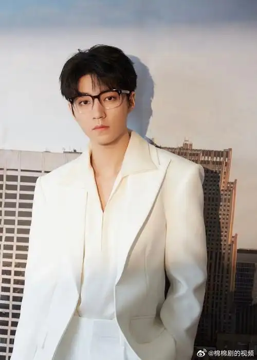 王俊凯带了渐变色眼镜##王俊凯渐变色眼镜框