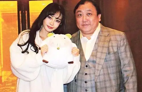 一个三线女演员王晶却连续多年力捧她还为她量身打造电影