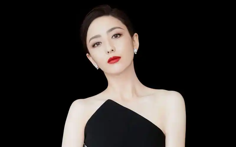 佟丽娅吊带礼服性感图片桌面壁纸