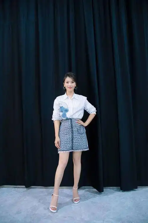 刘涛的优雅从未输过条纹衬衫搭短裙简约大气一般人穿不出气质