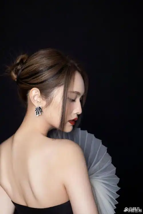 杨丞琳最新写真大秀香肩美背!雪肤玉貌性感魅力猛增