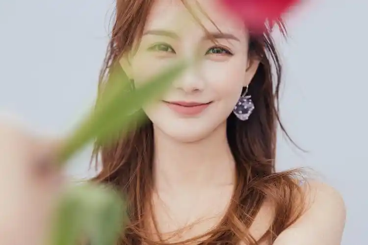 p>李一桐,1990年9月6日出生于山东省济南市,中国内地女演员,毕业于 a