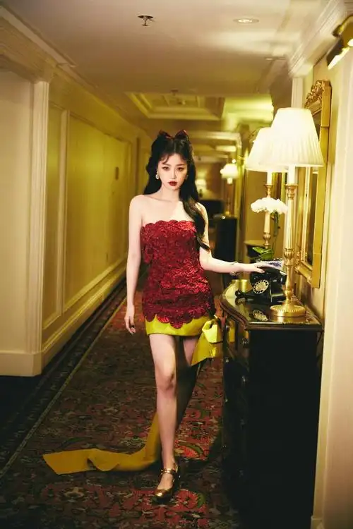 虞书欣今天出席品牌活动又解锁一套新高定