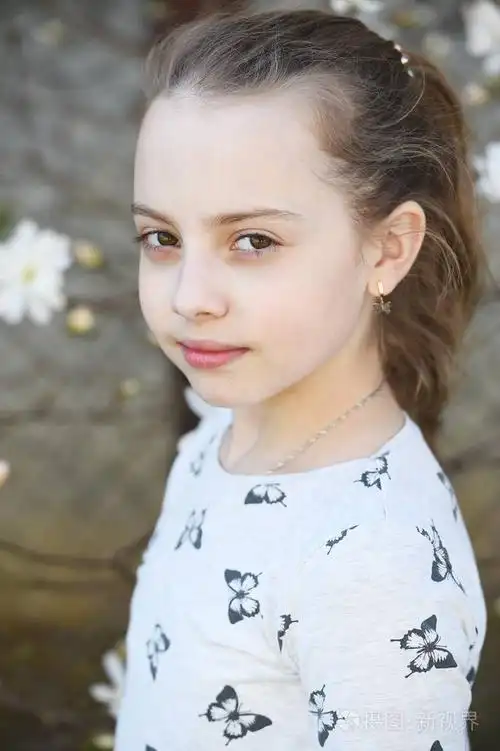 年轻的女孩, 在春天或夏天的皮肤小.孩子可爱的脸在户外.