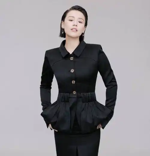 马思纯最容易长胖的女演员,牛仔背带裤搭配印花衬衫,活泼又可爱_气质