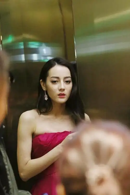 迪丽热巴意外骨折,演艺事业面临挑战,她如何逆境重生?