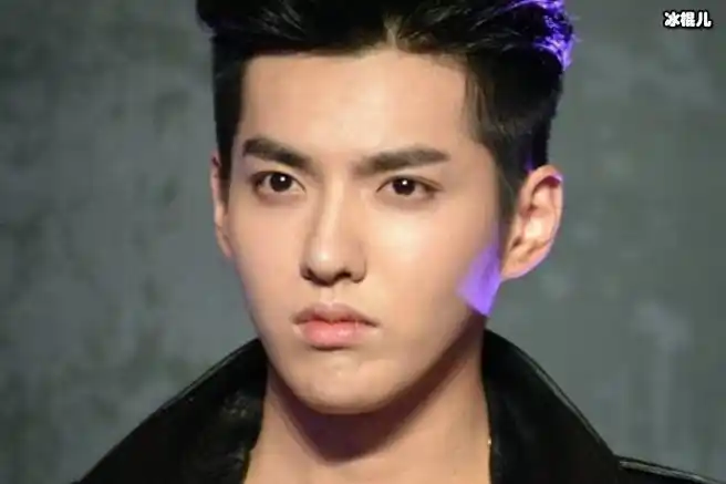 吴亦凡的家庭并不算富裕,但在他小时候,父母对他的教育非常重视,不断